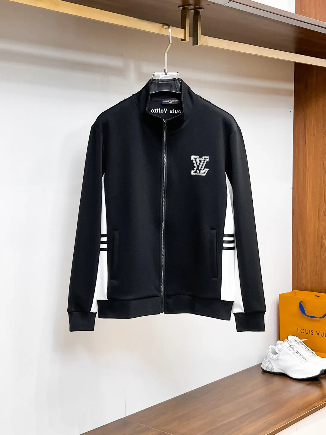 🅿️720 Prada 2025 autumn and winter new counter casual suit of the same style, breathable, comfortable and casual! Full of high-end feel! The details are exquisite and high-end, and the workmanship is impeccable! The original high-end fabric is very high-end! The fabric is crisp, anti-wrinkle and wear-resistant, warm, neat and stylish. Everyone must buy a set this autumn and winter. They must look cool and handsome when wearing it. We specially recommend the size M-3XLC30